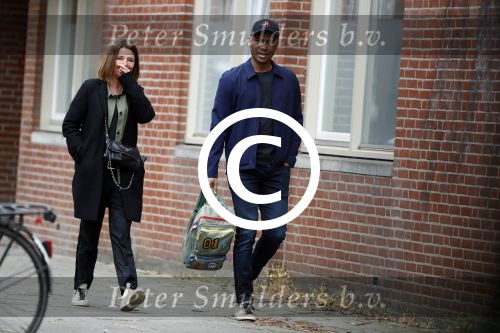 Amsterdam 12 april 2017
Humberto Tan met zijn vrouw Ineke op straat in amsterdam zuid