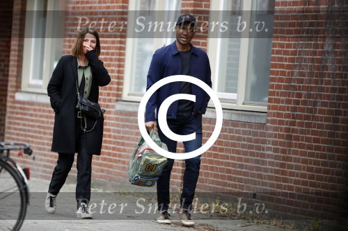 Amsterdam 12 april 2017
Humberto Tan met zijn vrouw Ineke op straat in amsterdam zuid