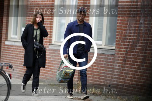 Amsterdam 12 april 2017
Humberto Tan met zijn vrouw Ineke op straat in amsterdam zuid