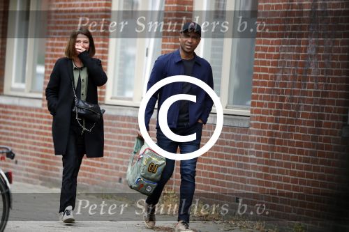 Amsterdam 12 april 2017
Humberto Tan met zijn vrouw Ineke op straat in amsterdam zuid