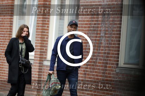 Amsterdam 12 april 2017
Humberto Tan met zijn vrouw Ineke op straat in amsterdam zuid