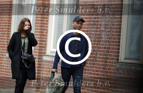 Amsterdam 12 april 2017
Humberto Tan met zijn vrouw Ineke op straat in amsterdam zuid