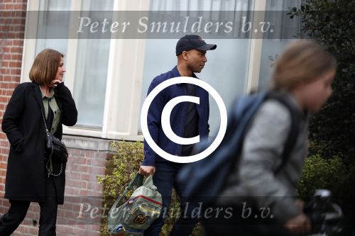 Amsterdam 12 april 2017
Humberto Tan met zijn vrouw Ineke op straat in amsterdam zuid