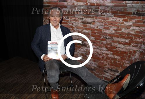Amsterdam 13 april 2017 
Presentatie boek Dick Maas in de smet studios. Tatjana en Huub Stapel ontvangen het eerste exemplaar.