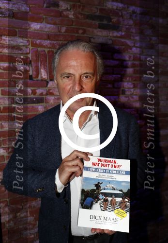 Amsterdam 13 april 2017 
Presentatie boek Dick Maas in de smet studios. Tatjana en Huub Stapel ontvangen het eerste exemplaar.