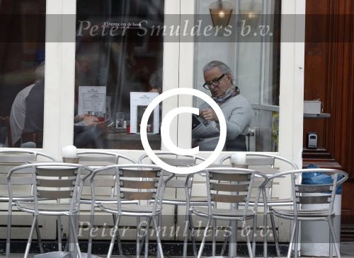 Amsterdam 24 april 2017
Huub Stapel leest krant bij cafe gruter