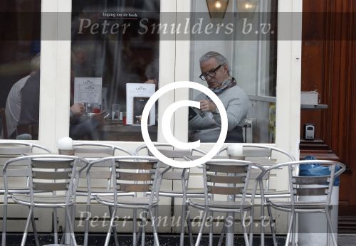 Amsterdam 24 april 2017
Huub Stapel leest krant bij cafe gruter
