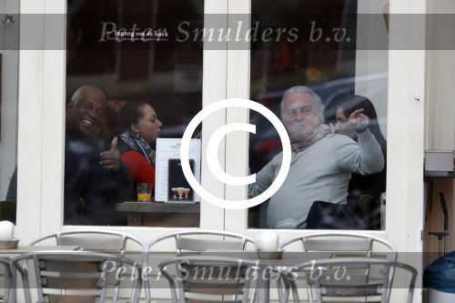Amsterdam 24 april 2017
Huub Stapel leest krant bij cafe gruter