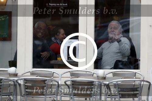 Amsterdam 24 april 2017
Huub Stapel leest krant bij cafe gruter