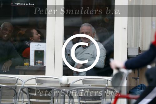 Amsterdam 24 april 2017
Huub Stapel leest krant bij cafe gruter