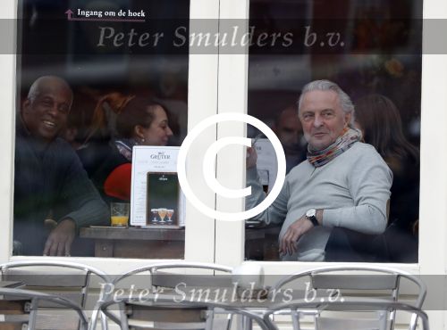 Amsterdam 24 april 2017
Huub Stapel leest krant bij cafe gruter