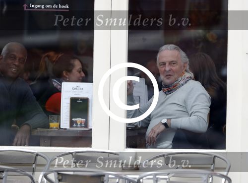 Amsterdam 24 april 2017
Huub Stapel leest krant bij cafe gruter