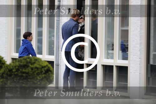 Amsterdam Uitdam 23 april 2017
Thijs Romer en zijn vriendin Igone de Jongh ( en haar zoontje) gaan naar het huis van Katja Schuurman om de verjaardag van Semmie te vieren