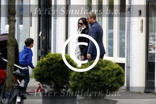 Amsterdam Uitdam 23 april 2017
Thijs Romer en zijn vriendin Igone de Jongh ( en haar zoontje) gaan naar het huis van Katja Schuurman om de verjaardag van Semmie te vieren