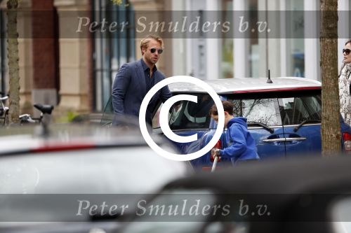 Amsterdam Uitdam 23 april 2017
Thijs Romer en zijn vriendin Igone de Jongh ( en haar zoontje) gaan naar het huis van Katja Schuurman om de verjaardag van Semmie te vieren