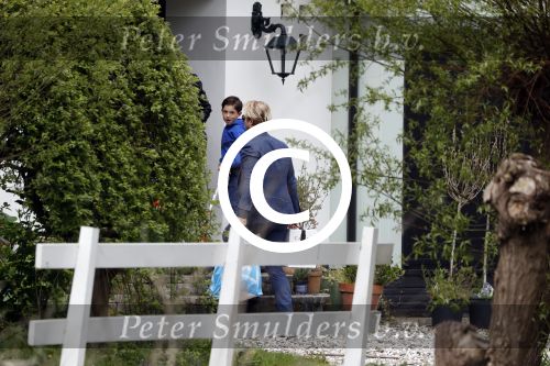 Amsterdam Uitdam 23 april 2017
Thijs Romer en zijn vriendin Igone de Jongh ( en haar zoontje) gaan naar het huis van Katja Schuurman om de verjaardag van Semmie te vieren