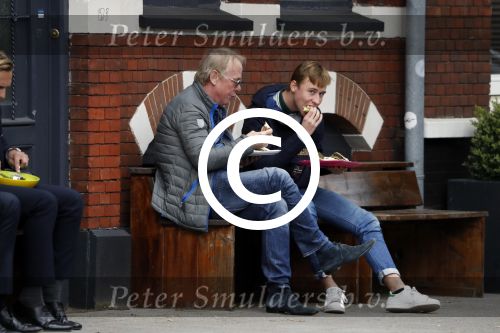 Amsterdam 10 april 2017 
Jack Spijkerman eet broodje met zijn zoon