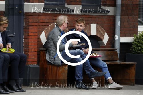 Amsterdam 10 april 2017 
Jack Spijkerman eet broodje met zijn zoon