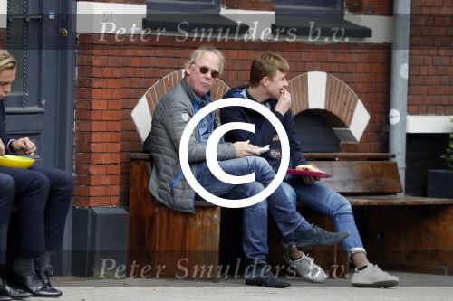 Amsterdam 10 april 2017 
Jack Spijkerman eet broodje met zijn zoon