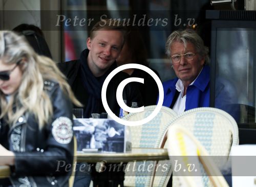 Amsterdam 5 april 2017 
Jan des Bouvrie met zijn zoon Jan op terras.