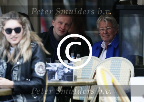Amsterdam 5 april 2017 
Jan des Bouvrie met zijn zoon Jan op terras.