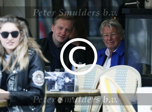 Amsterdam 5 april 2017 
Jan des Bouvrie met zijn zoon Jan op terras.
