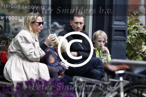 Amsterdam 29 april 2017  
Jetteke v Lexmond met man en kinderen op terras