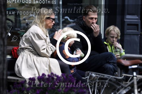 Amsterdam 29 april 2017  
Jetteke v Lexmond met man en kinderen op terras