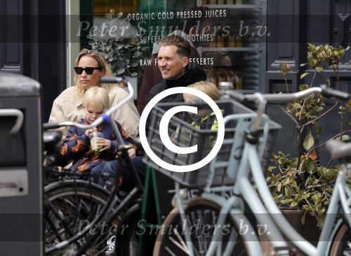 Amsterdam 29 april 2017  
Jetteke v Lexmond met man en kinderen op terras