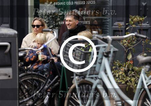 Amsterdam 29 april 2017  
Jetteke v Lexmond met man en kinderen op terras