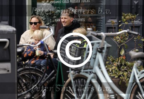 Amsterdam 29 april 2017  
Jetteke v Lexmond met man en kinderen op terras