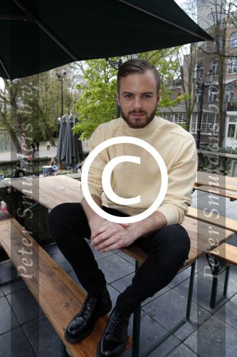 Amsterdam 13 april 2017 
Castpresentatie Huisvrouwen Bestaan Niet in vondel CS in het vondelpark. Jim bakkum