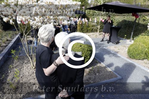 Lelystad 7 april 2017 
Uitreiking boek Christa Krommenhoek ( dochter Koos Alberts). Koos en Joke krijgen het eerste boek van haar.