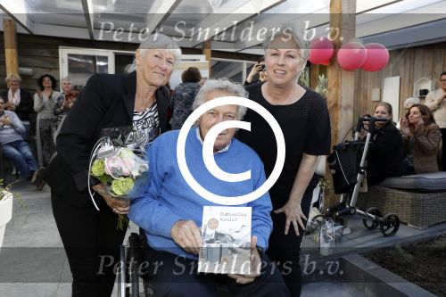Lelystad 7 april 2017 
Uitreiking boek Christa Krommenhoek ( dochter Koos Alberts). Koos en Joke krijgen het eerste boek van haar.