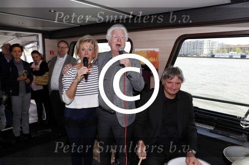Rotterdam 9 mei 2017
Presentatie cd Joke Bruijs op een boot in Rotterdam. Joke met Gerard Cox