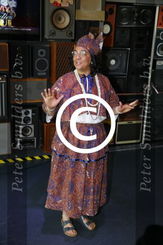Amsterdam 9 april 2015
Presentatie cd/dvd ladies of soul  Jorgen raymann (Tante ES) reikt ze uit .