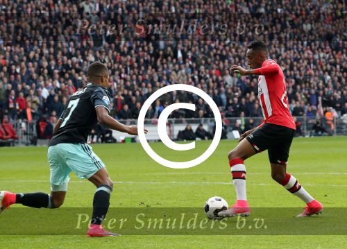 Eindhoven,23 April 2017 PSV-AJAX Seizoen 2016/2017, eindstand 1-0
Joshua Brenet probeert in de laatste minuut de stand nog op 2-0 te brengen. Helaas.......
