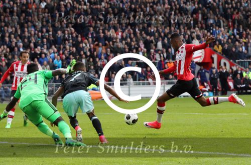 Eindhoven,23 April 2017 PSV-AJAX Seizoen 2016/2017, eindstand 1-0
Joshua Brenet probeert in de laatste minuut de stand nog op 2-0 te brengen. Helaas.......