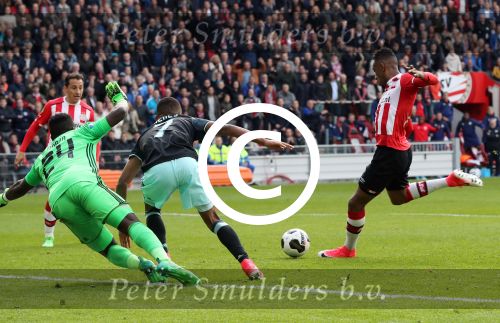 Eindhoven,23 April 2017 PSV-AJAX Seizoen 2016/2017, eindstand 1-0
Joshua Brenet probeert in de laatste minuut de stand nog op 2-0 te brengen. Helaas.......