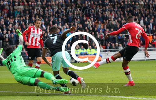 Eindhoven,23 April 2017 PSV-AJAX Seizoen 2016/2017, eindstand 1-0
Joshua Brenet probeert in de laatste minuut de stand nog op 2-0 te brengen. Helaas.......