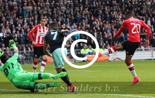 Eindhoven,23 April 2017 PSV-AJAX Seizoen 2016/2017, eindstand 1-0
Joshua Brenet probeert in de laatste minuut de stand nog op 2-0 te brengen. Helaas.......