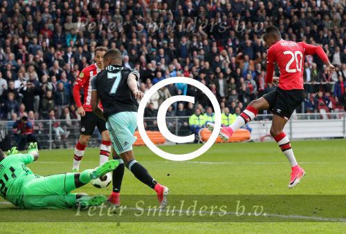 Eindhoven,23 April 2017 PSV-AJAX Seizoen 2016/2017, eindstand 1-0
Joshua Brenet probeert in de laatste minuut de stand nog op 2-0 te brengen. Helaas.......