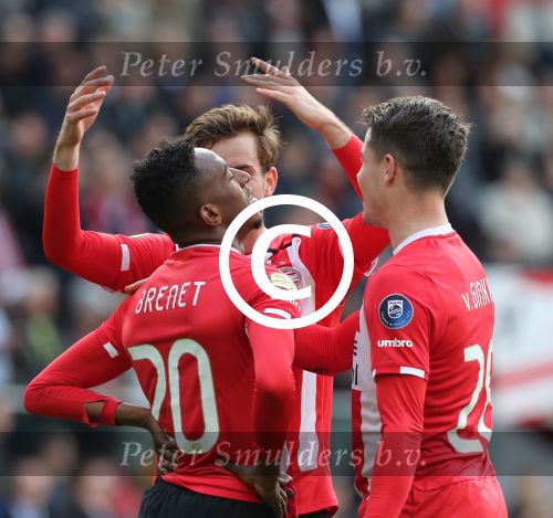 Eindhoven,23 April 2017 PSV-AJAX Seizoen 2016/2017, eindstand 1-0
Joshua Brenet en Andre Guardado