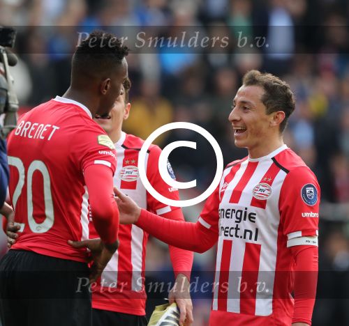 Eindhoven,23 April 2017 PSV-AJAX Seizoen 2016/2017, eindstand 1-0
Joshua Brenet en Andre Guardado