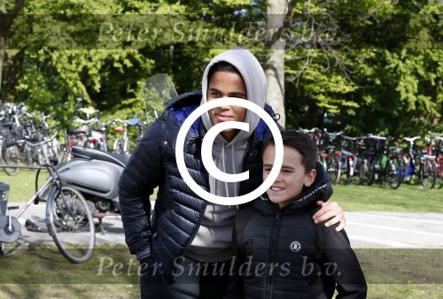 Amsterdam 17 april 2017
Justin Kluivert gaat met een fan op de foto