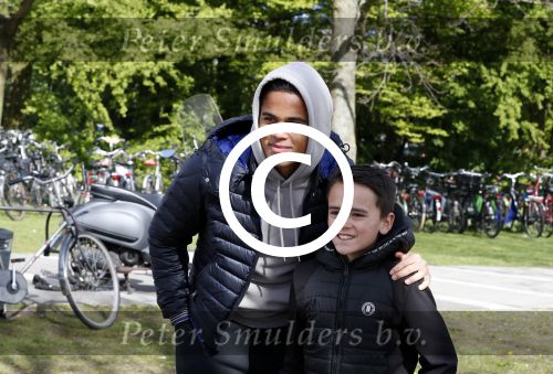Amsterdam 17 april 2017
Justin Kluivert gaat met een fan op de foto