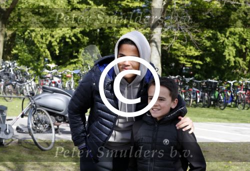 Amsterdam 17 april 2017
Justin Kluivert gaat met een fan op de foto