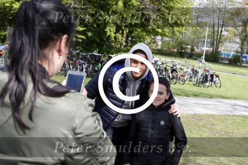Amsterdam 17 april 2017
Justin Kluivert gaat met een fan op de foto