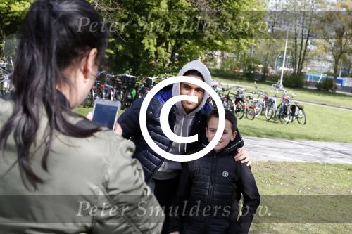 Amsterdam 17 april 2017
Justin Kluivert gaat met een fan op de foto