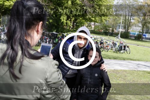 Amsterdam 17 april 2017
Justin Kluivert gaat met een fan op de foto